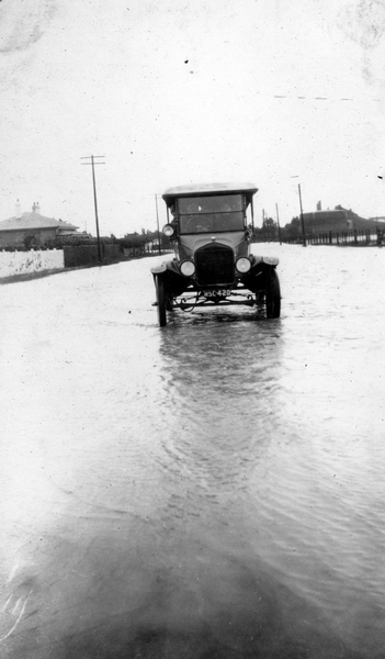 Car in flooded Wyndham Street, Carterton : digital photograph
