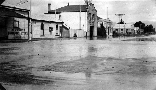 Broadway, Carterton, under floodwaters : digital photograph