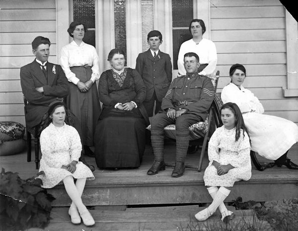John MacKay's family, 'Hillsworth', Wangaehu