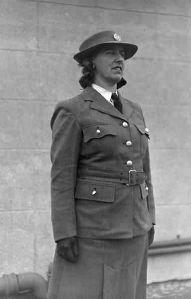 Elsie Carlyon in uniform : digital image