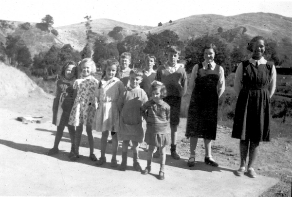 Ngahape School pupils : digital image