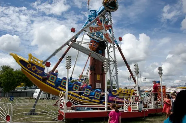 "Pirate Ship" amusement ride : digital image