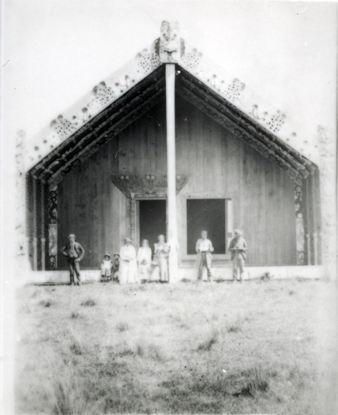 Niniwa in front of Takitimu meeting house at Hikawera, Martinborough : digital image