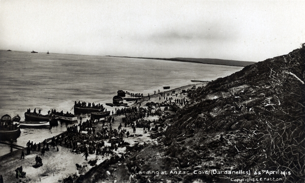 Landing at Anzac Cove (Dardanelles) 25th April 1915 : postcard