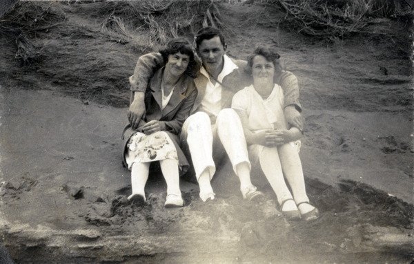 Cyril Morris with Iris and Daisy Roberts : Digital image