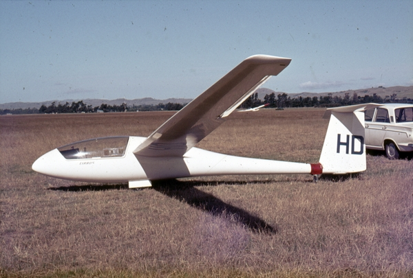 Cirrus glider in Masterton : digital image