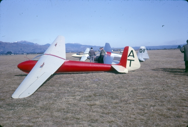 Early gliders, New Zealand : digital image