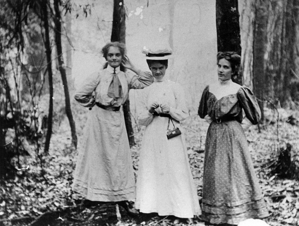 Olive Richards, Elsie Richards and Hettie Robins