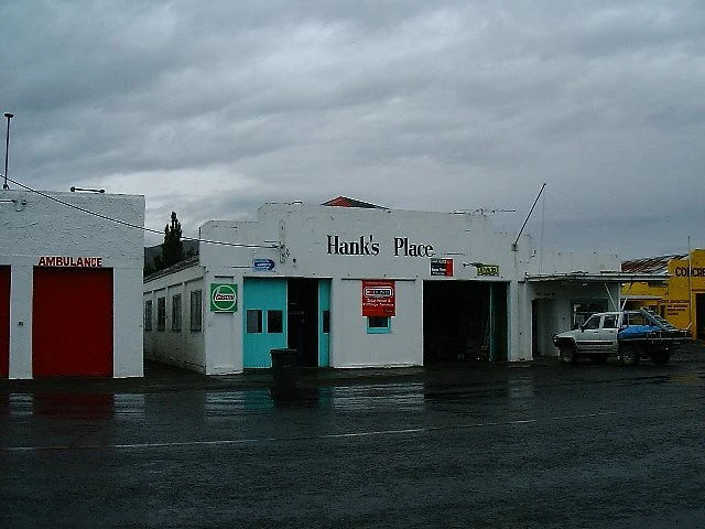 Hank's Place - Lumsden Garage