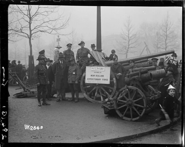 Field guns captured by New Zealanders in World War I on display in London, 1918