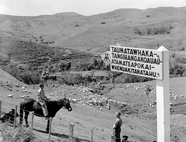 Taumatawhakatangihangakoauauatamateapokaiwhenuakitanatahu sign as it was in 1948
