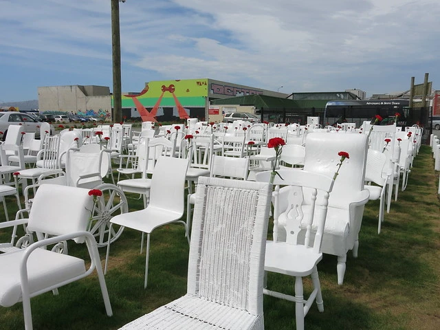 185 white chairs, Madras Street