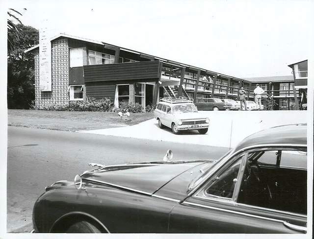Exterior view of Earls Court Motel, Auckland.
