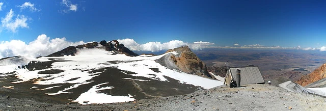 Dome Shelter and the summit plateau, Mount Ruapehu
