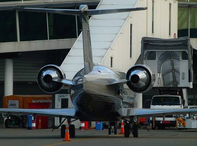 N360PL Canadair CL-600 2B16 Challenger 604 (2)