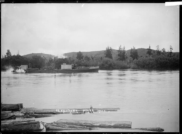 Paddle steamer Freetrader on the Waikato River near Mercer
