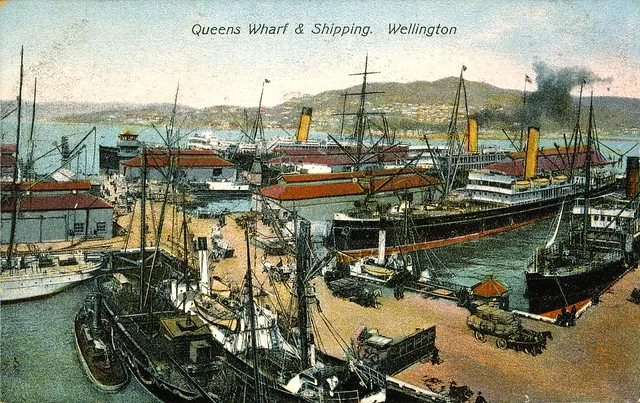 [Postcard]. Queens Wharf & shipping, Wellington. G & G Series no. 125. [ca 1908].