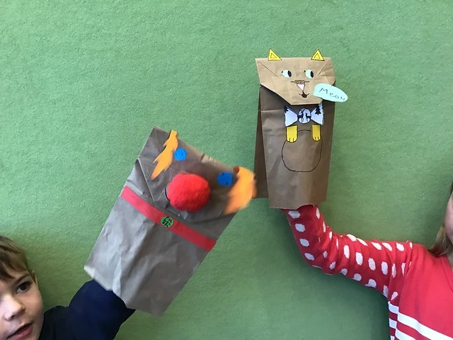 Paper bag puppets, Tūranga