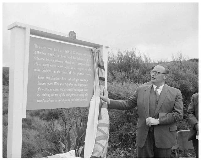 Lord Cobham unveils a commemorative plaque at Te Pōrere, 18 February 1961