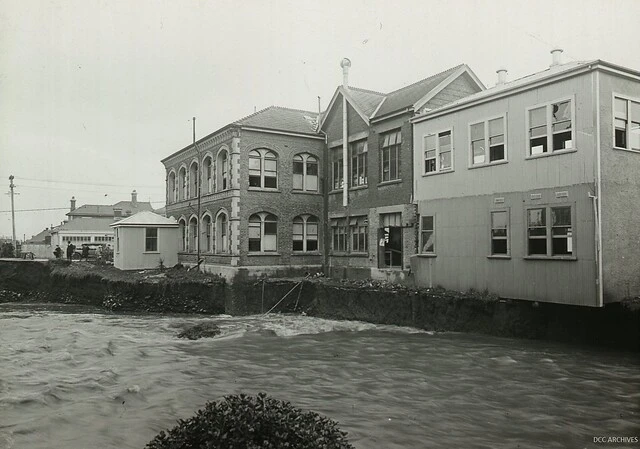 Leith in flood at Union Street Bridge showing Dental School (now the Staff Club), University of Otago - 1923 Floods in Dunedin