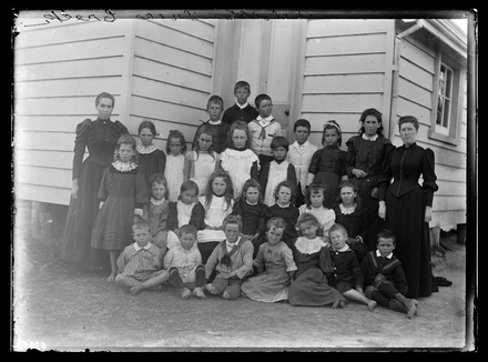 [Class portrait - teachers and children of Albany School at Lucas Creek]