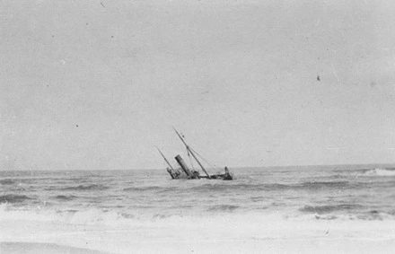 [Sinking ship - World War I photograph].