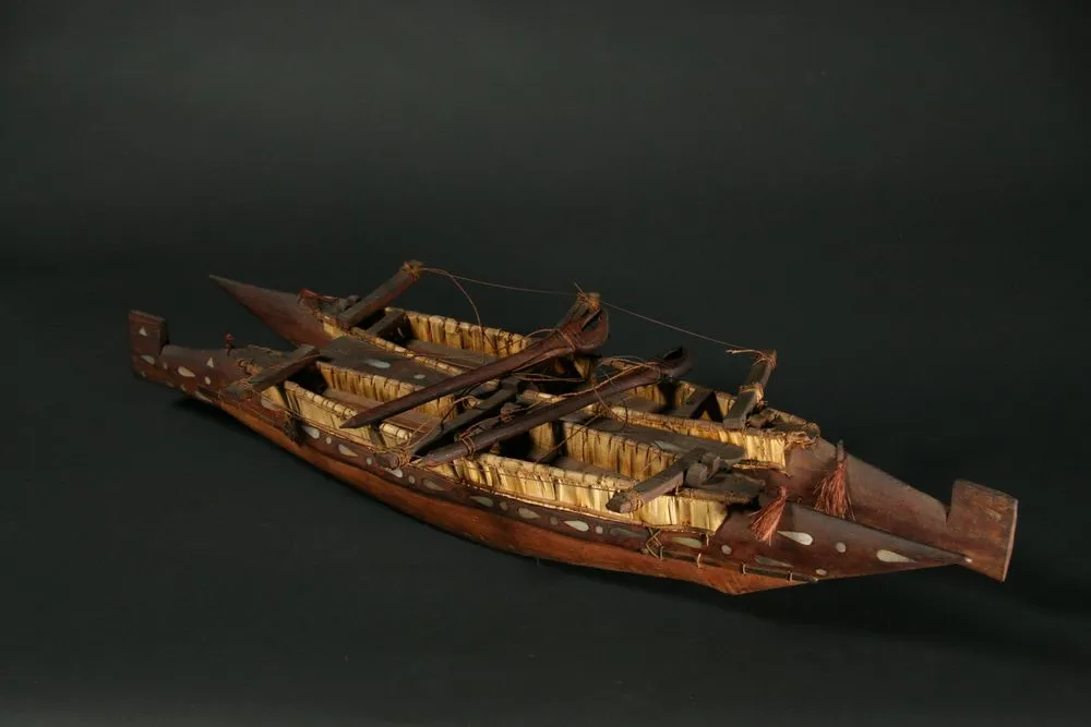 Model vaka taurua (double hulled canoe)