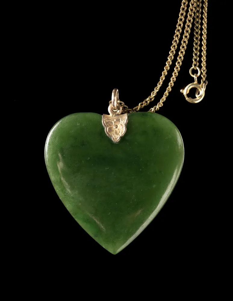Hei manawa (heart pendant)