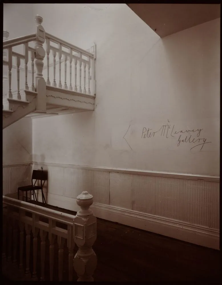 Approach to the Peter McLeavey Gallery (with the original sign), 20/10/2001