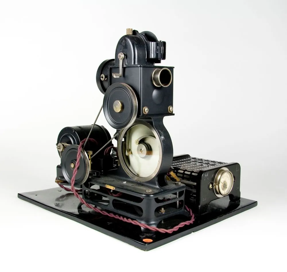 9.5mm projector