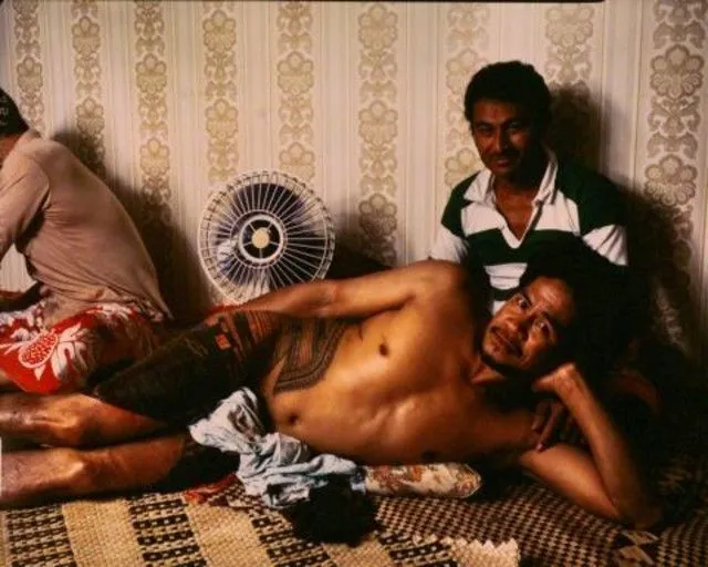 1982. Farwood Drive, Henderson, west Auckland. Tattooing Uli. Tufuga tatatau: Su‘a Tavui Pasina Iosefo Ah Ken