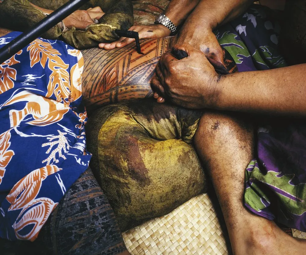 3.4.82. Farwood Drive, Henderson, West Auckland. Tattooing Uli. Tufuga tatatau: Su'a Tavui Pasina Iosefo Ah Ken, From the portfolio: Tatau, Auckland, 1978-86