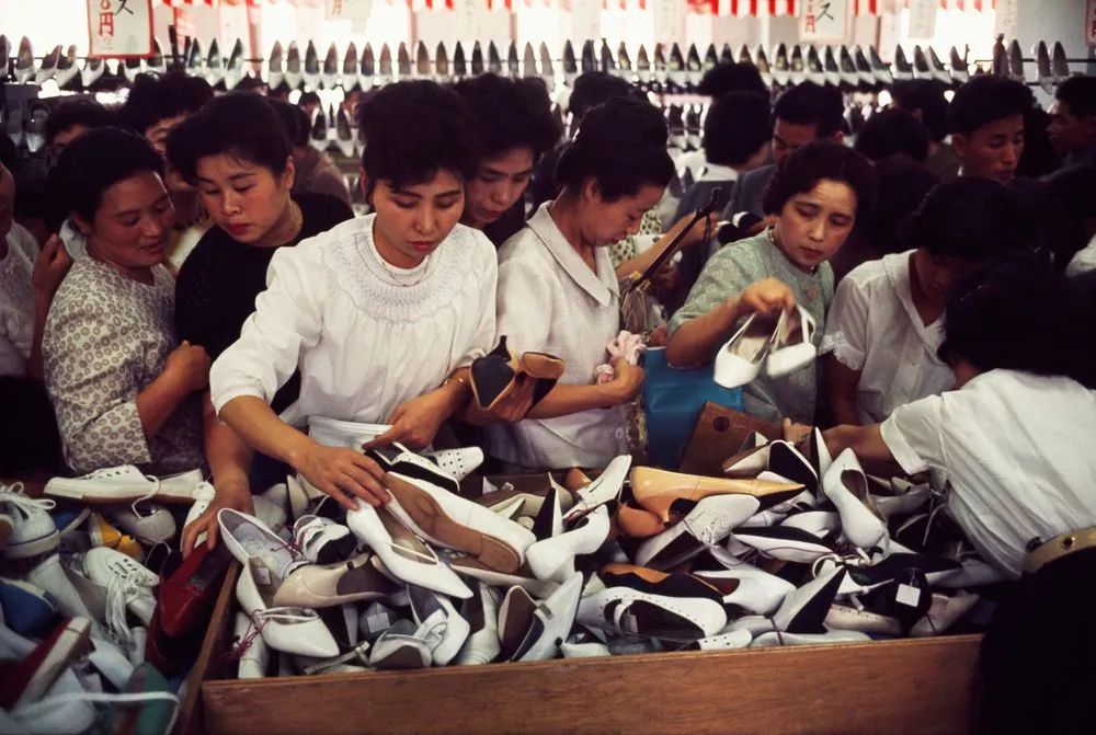 Bargain basement of the Takashimaya department store, Tokyo. Taken for a series on Japan for ‘Life’