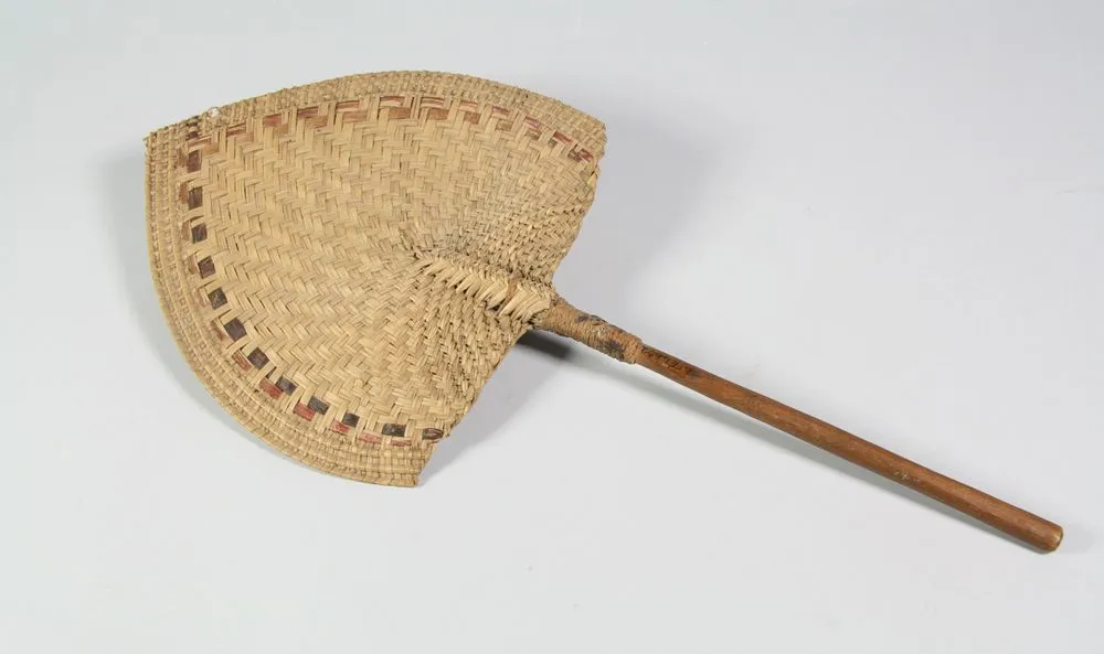 Ili tea (fan with wooden handle)