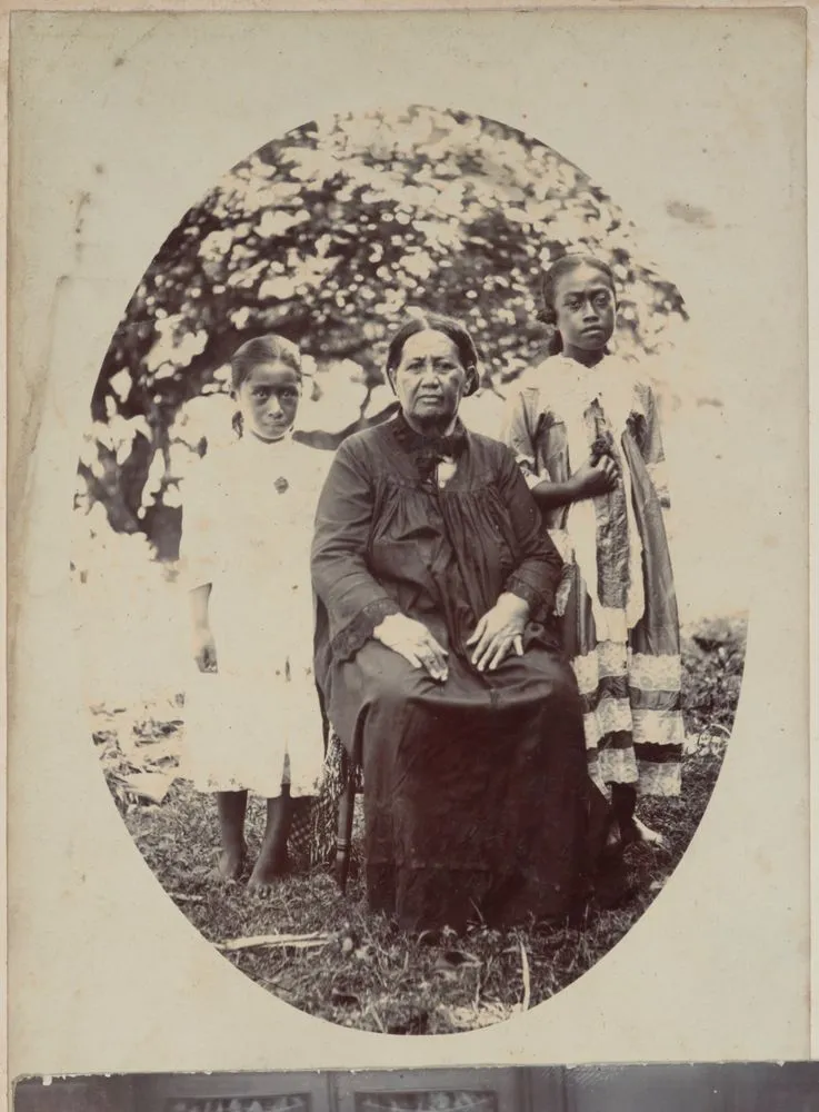 Tinomana Ariki and two girls, Cook Islands. From the album: Cook Islands