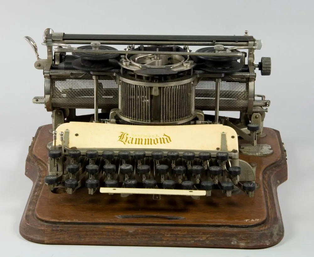 Typewriter - Hammond No. 12 in wooden box