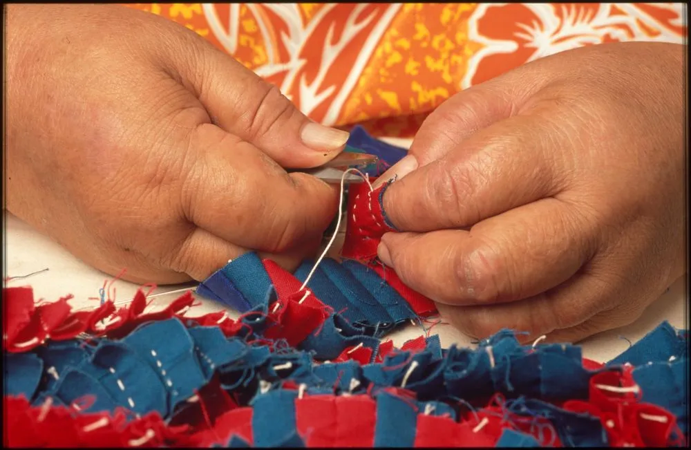 Making tivaevae taorei: sewing a row