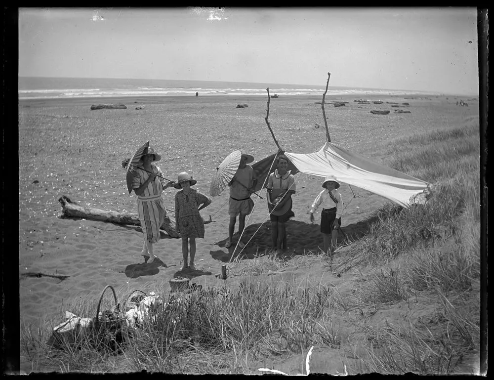 Maud, Nancy, Clare Franklin, Trixie Denton, Clyde, Ōtaki Beach