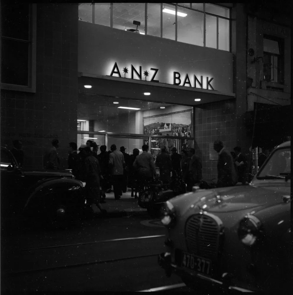 Untitled [Crowd viewing ANZ Bank mural]