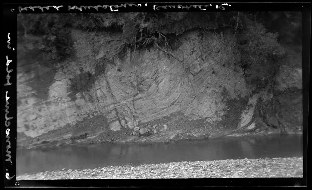 Monocline fold in bedded mudstone, Kaiwhata river