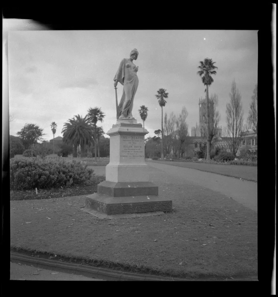 Auckland statues (Albert Park)