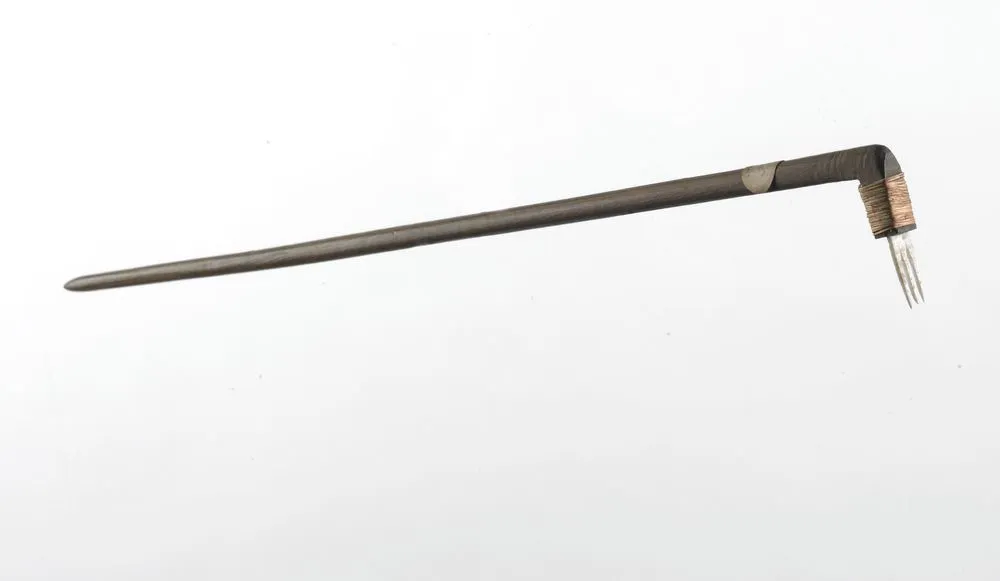 Uhi matarau (many-pointed tattooing instrument)