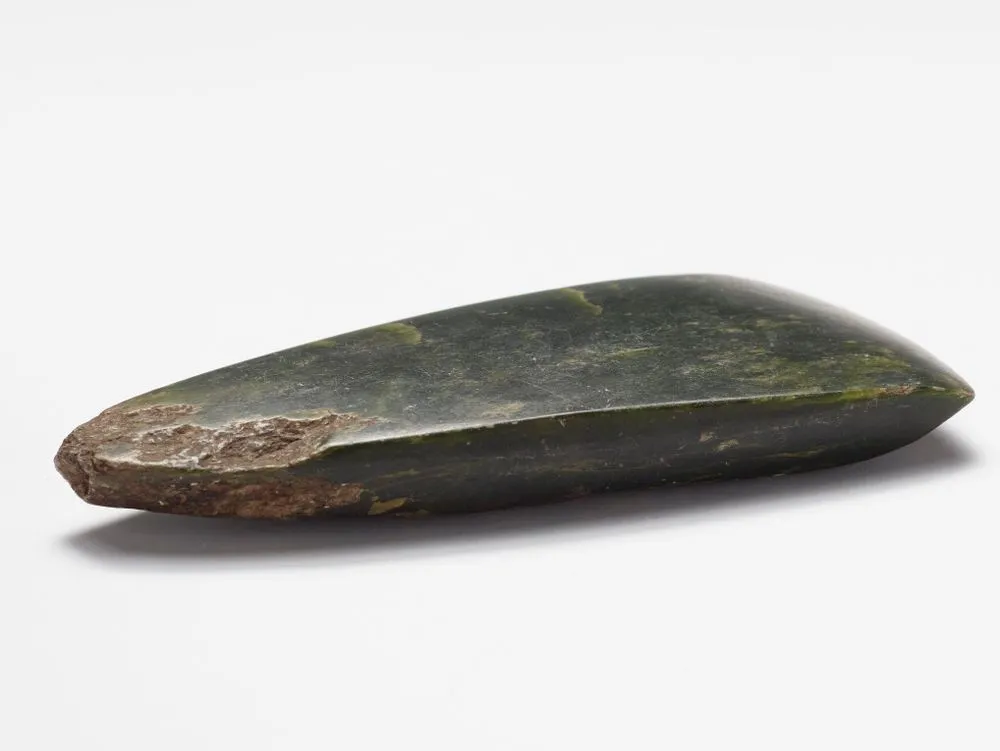 Toki Pounamu (nephrite adze blade)