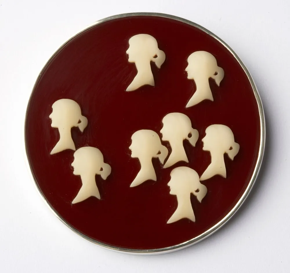 Eight O. Cooks motif brooch