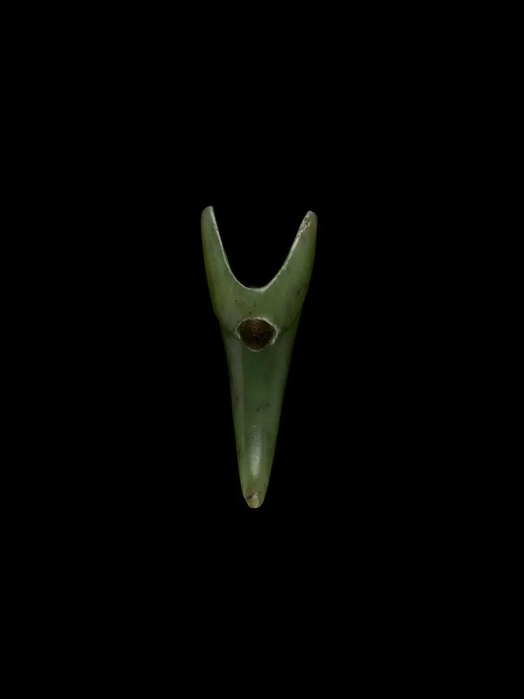 Mako (shark tooth ear pendant)
