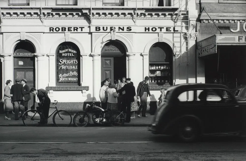 Six o'clock closing, George Street, Dunedin. Saturday, November 1952