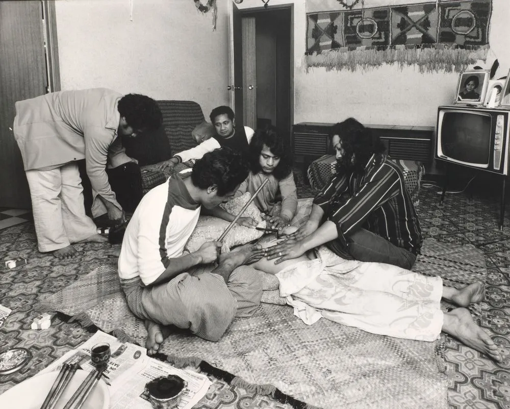 10.9.1978. Boundary Road, Otara, south Auckland. Tattooing Luke Toleafoa. Tufuga tatatau: Su'a Sulu'ape Paulo II