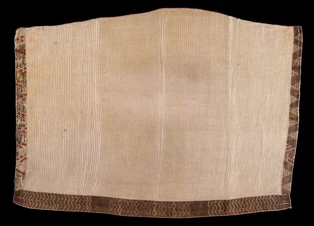 Kaitaka paepaeroa (cloak with taaniko borders and vertical aho, weft rows)