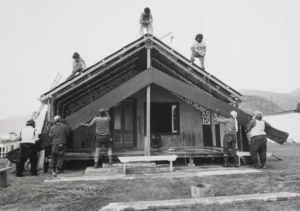 Lifting the maihi, Te Ariuru Marae, Tokomaru Bay