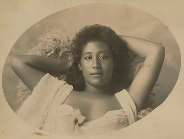 Samoan woman reclining on 'ie sina